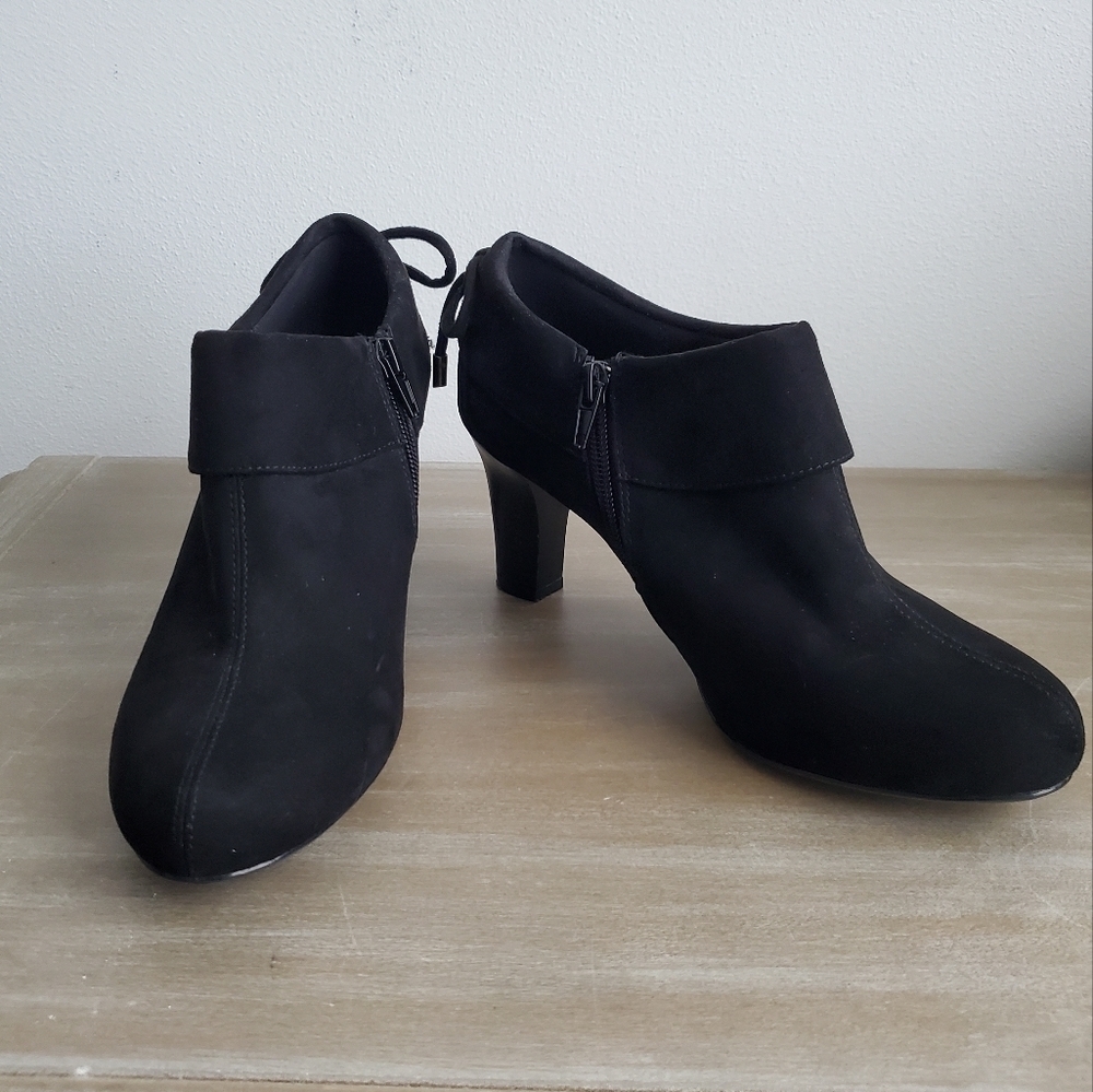 Coach and Four Suede Ankle Booties Cuffed with bow Detail Size 7.5